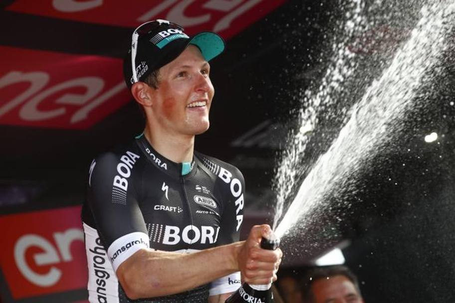 Il 25enne della Bora-Hansgrove festeggia il successo nella prima tappa del Giro 100. Afp
